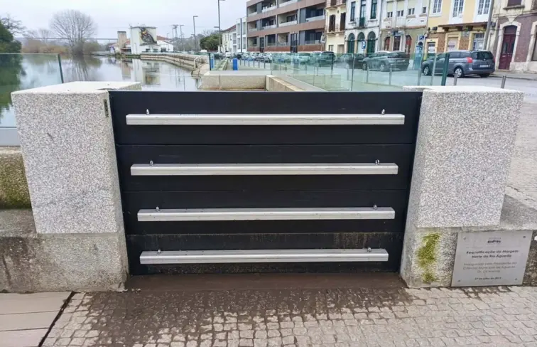 Imagem de uma comporta que integra o sistema de drenagem para evitar as inundações na cidade